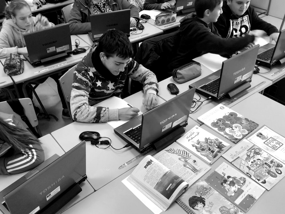 Estudiantes trabajando con ordenadores portátiles en clase