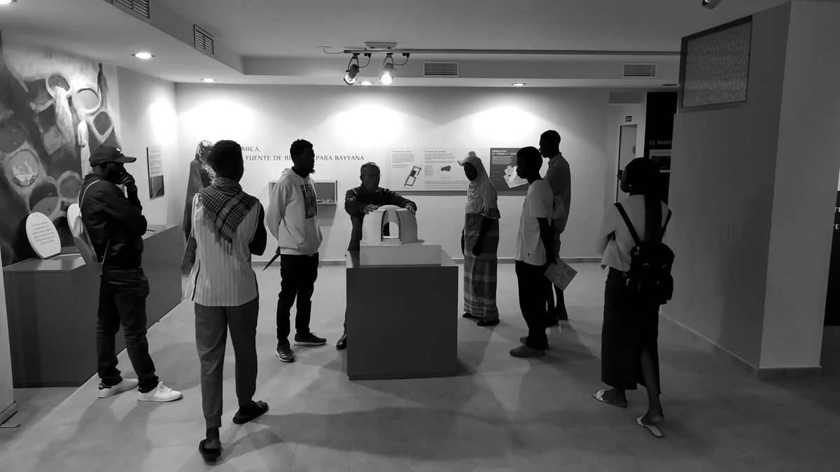 Grupo de jóvenes visitando una exposición